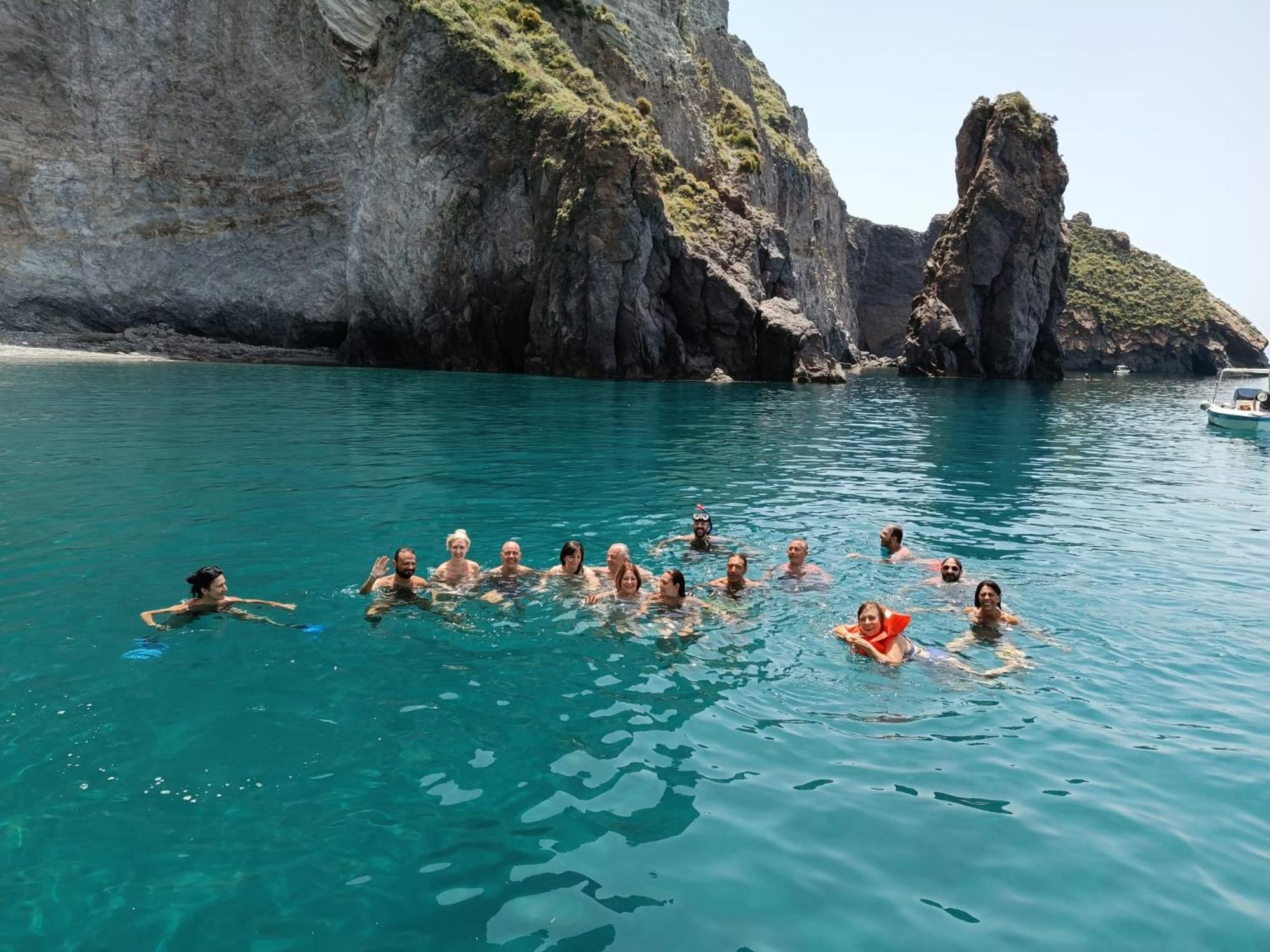 "Appartamento Del Mare Gliaca" Con Vista Isole Eolie,Ampia Terrazza,Wifi E Parcheggio Privato Gratuito 皮拉伊诺 外观 照片